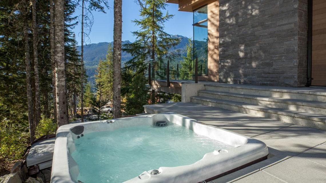 Holiday home Kadenwood 2927 | Stylish Ski-access Chalet, Hot Tub, Media Room, Views