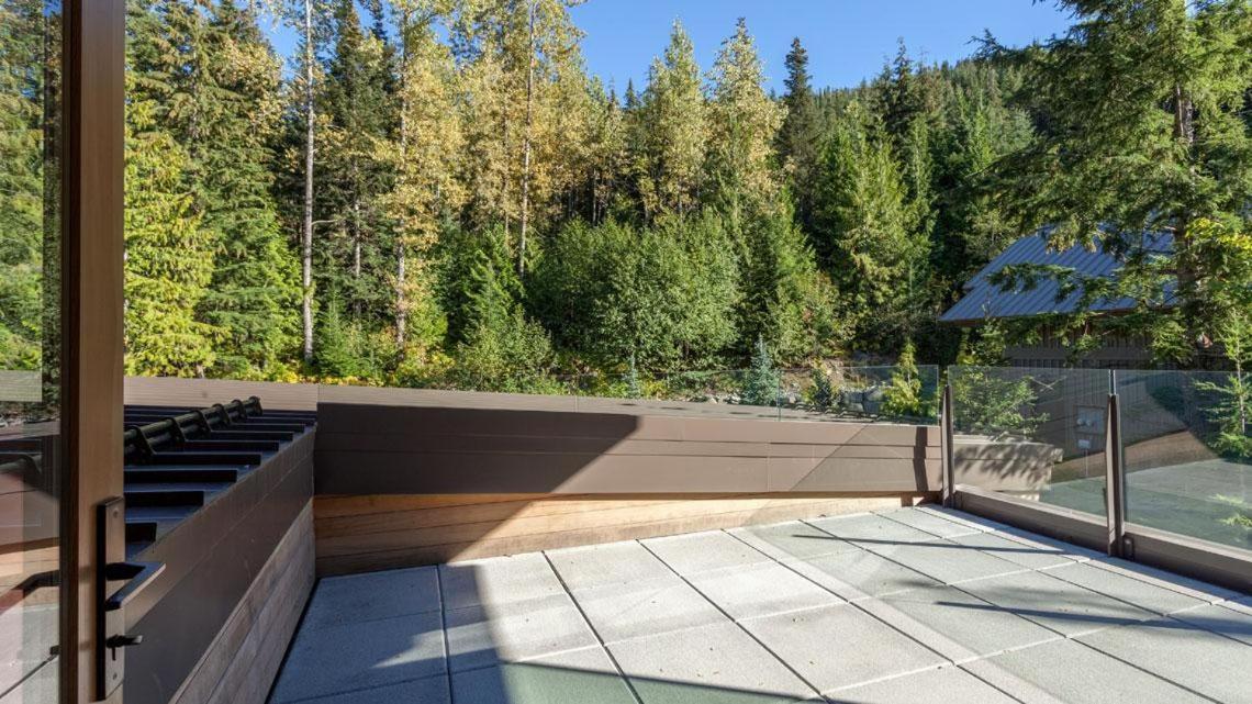 Kadenwood 2927 | Stylish Ski-access Chalet, Hot Tub, Media Room, Views Holiday home Whistler